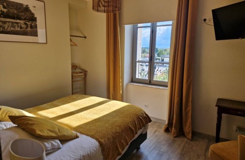 Briare Bed & Breakfast | Large Cottage with Canal View, Near Town Center, Pet-Friendly Room Available