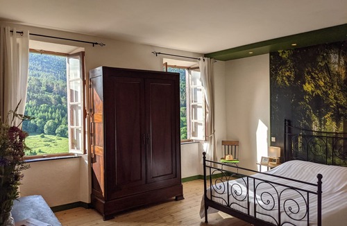 Montaillou Bed & Breakfast | Large double guest room for families