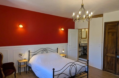 Montaillou Bed & Breakfast | Large elegant and comfortable guest room