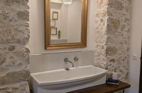 Montaillou Bed & Breakfast | Large elegant and comfortable guest room