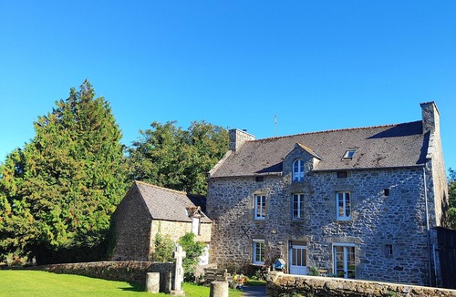 Saint-Lormel Cottage | Large family home near the beach