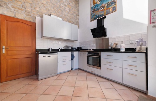 Baden House | Large Family Home in the Gulf: Terrace & Wi-Fi in Baden