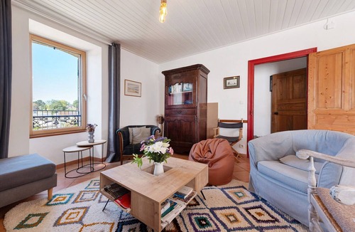 Baden House | Large Family Home in the Gulf: Terrace & Wi-Fi in Baden