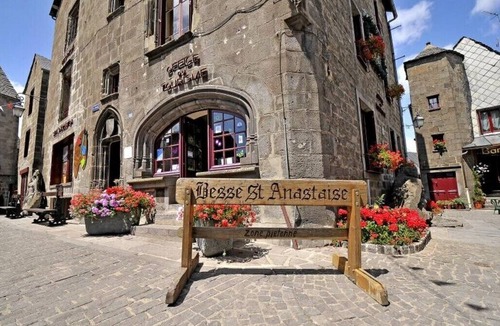 Besse-en-Chandesse House | Large house in the medieval city of Besse