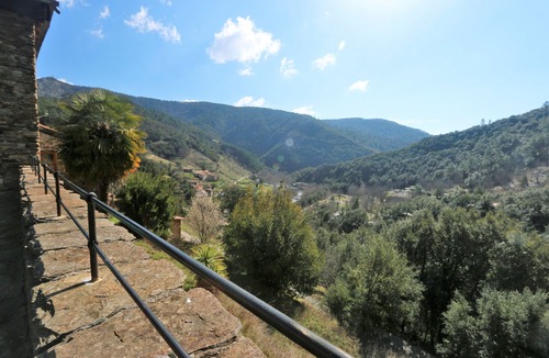 Beaumont House | Large gîte with character, nature, close to river swimming