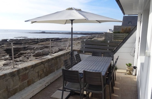 Guilvinec House | Large house facing the sea, feet in the water