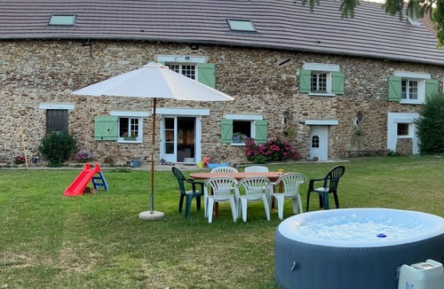 Rebais Villa | Large house with swimming pool - sleeps 13, sleeps 25 - near Paris