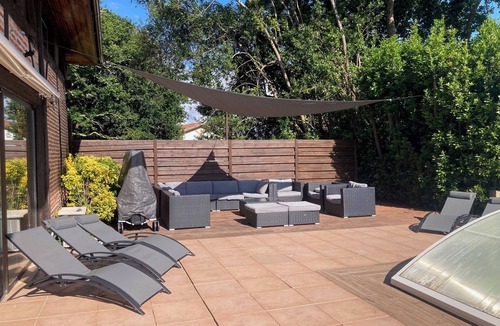 Leon House | Large house with swimming pool surrounded by pine trees a few km from the ocean