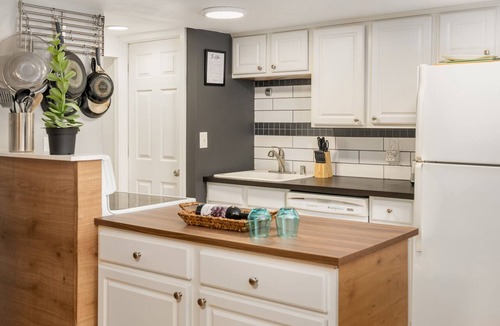 Flottemanville Apartment | Large Modern 2 Bedroom near Ocean, Airport, and Seattle with private garage
