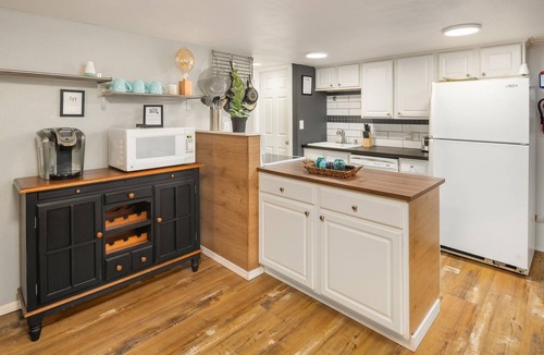 Flottemanville Apartment | Large Modern 2 Bedroom near Ocean, Airport, and Seattle with private garage