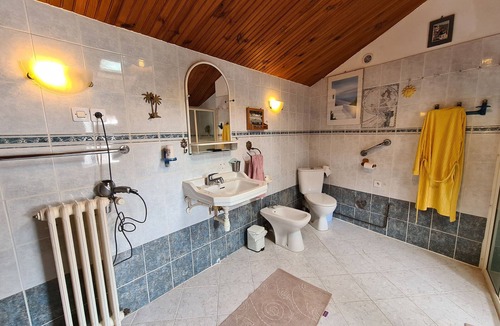 Le Pechereau Bed & Breakfast | Large quiet room with view, wifi, and parking - Le Pêchereau