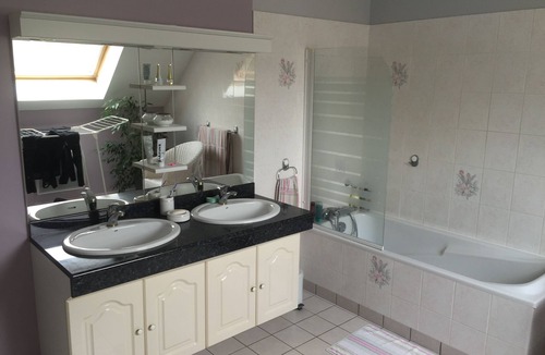 Sille-le-Philippe House | Large room in a spacious Maison bourgeoise.