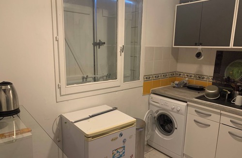 Champs Elysees Bed & Breakfast | Large studio with garden 10 minutes from LE SPOT town center and RER D station