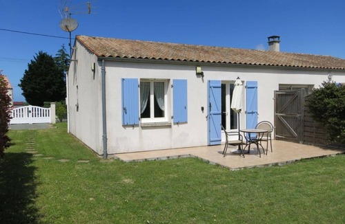 Etaules House | Lavender Cottage is a one bedroom gîte with private terrace and garden