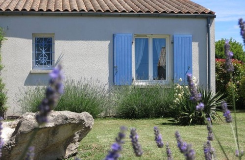 Etaules House | Lavender Cottage is a one bedroom gîte with private terrace and garden