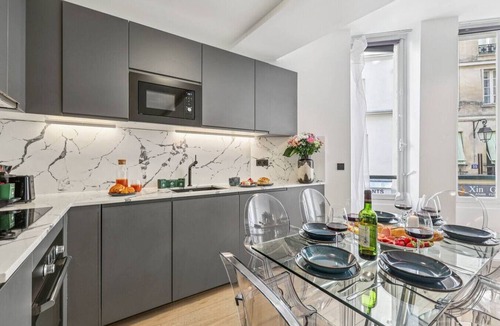 Saint-Germain-des-Pres Apartment | Lavie Maison : jacuzzi Saint Germain
