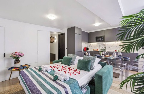 Saint-Germain-des-Pres Apartment | Lavie Maison : jacuzzi Saint Germain