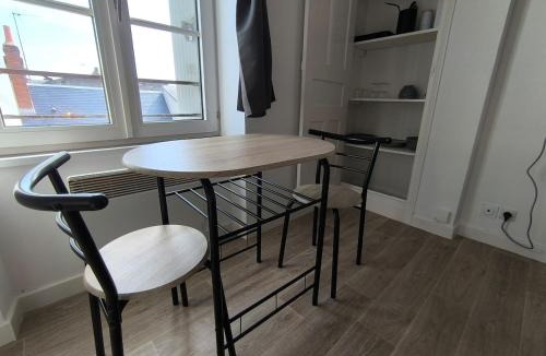 Chateauroux Apartment | Le 6, bedandberry private parking