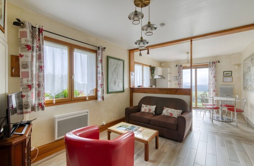 Chambon-sur-Lac House | Le Balcon des Puys: Panoramic Views, Tranquility, and Nature in the Heart of Sancy