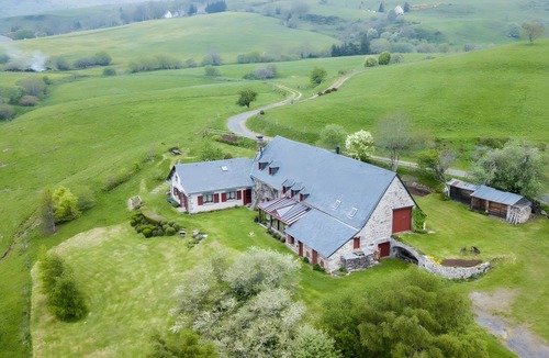 Chambon-sur-Lac House | Le Balcon des Puys: Panoramic Views, Tranquility, and Nature in the Heart of Sancy
