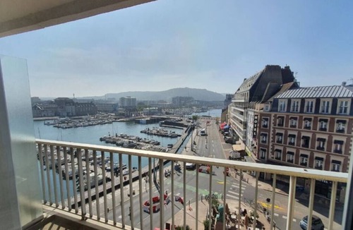 Cherbourg-en-Cotentin Apartment | Le Briqueville, Appartement Cosy aux Vues Imprenables !