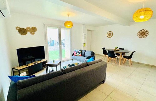 Chanas House | Le Cèdre Enchanté - Maison avec 2 chambres pour 6 personnes climatisée, avec terrasse et BBQ