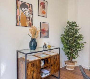 Montargis Apartment | Le Canal,Hyper centre, Cosy, fibre, parking privée, 1 a 4 pers