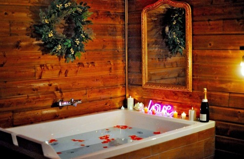 Bourgoin-Jallieu Ski Chalet | Le Chalet enchanteur/PRIVATE XXL spa/CINEMA screen/Optical fiber/2 min center