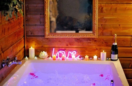 Bourgoin-Jallieu Ski Chalet | Le Chalet enchanteur/PRIVATE XXL spa/CINEMA screen/Optical fiber/2 min center