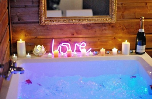 Bourgoin-Jallieu Ski Chalet | Le Chalet enchanteur/PRIVATE XXL spa/CINEMA screen/Optical fiber/2 min center