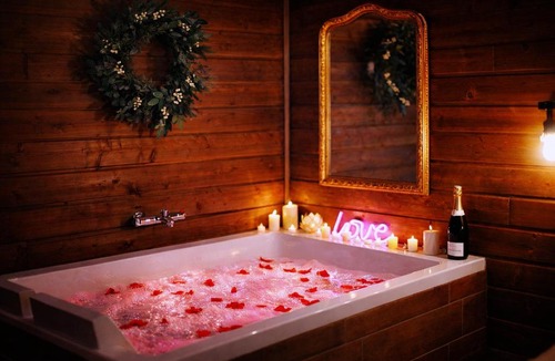 Bourgoin-Jallieu Apartment | Le Chalet romantique, SPA XXL, 5 min centre ville, Écran cinéma, Lit king size, cascade d'eau
