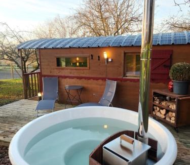 Saint-Jean-d'Elle House | le cocon d'amour " Roulotte avec bain nordique privée"