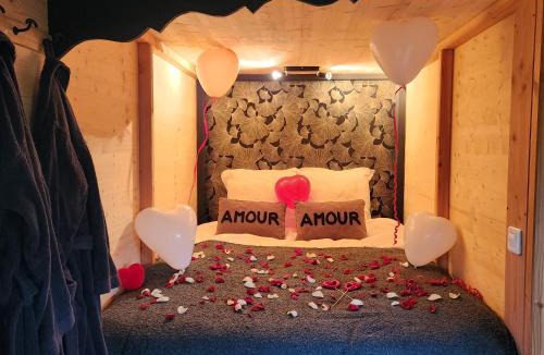 Saint-Jean-d'Elle House | le cocon d'amour " Roulotte avec bain nordique privée"