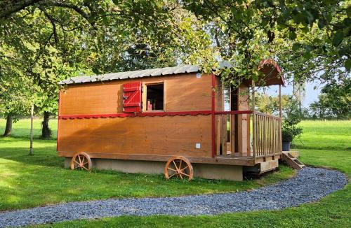 Saint-Jean-d'Elle House | le cocon d'amour " Roulotte avec bain nordique privée"