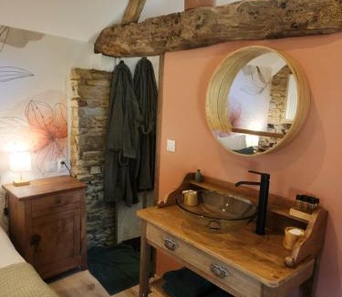 Saint-Jean-d'Elle House | le cocon d'amour " le fournil avec bain nordique privé "