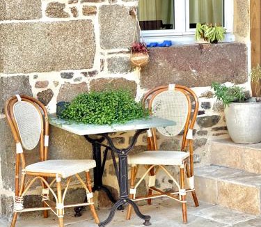 Combourg House | LE COTTAGE Gîte charmant au pied du Château