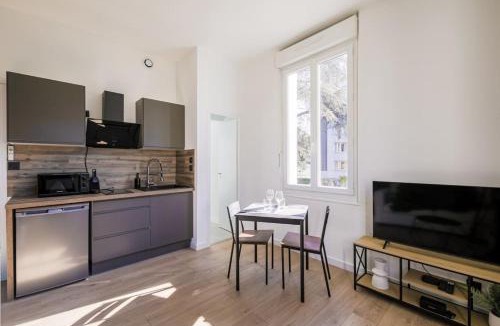 Saint-Martin-d'Heres Apartment | Le Croizat. Parking. Clim. Buanderie
