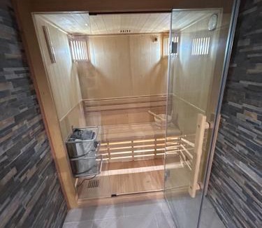 Saint-Laurent-d'Olt House | Le domaine du bez gite de Jules piscine,sauna,sauna,hammam,spa
