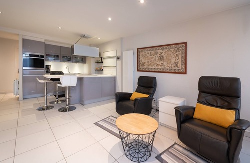 Vannes Apartment | Le Doumer Apartment: Near City Center, WiFi and Parking