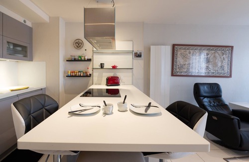 Vannes Apartment | Le Doumer Apartment: Near City Center, WiFi and Parking