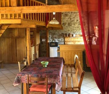 Estivareilles House | Le Four des Garniers La maison en pierres au bout du chemin