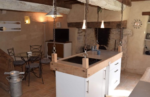 Saint-Nicolas-de-Pierrepont Cottage | Le Martin-Pecheur-Beautiful countryside private location-15 minutes from beaches