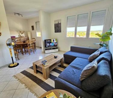 Corbas Apartment | Le Friendly avec Parking - 6 pers - 15 min de Lyon - Balcon
