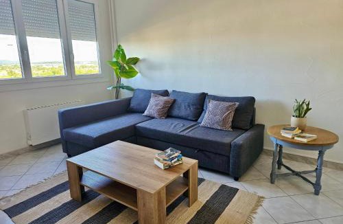 Corbas Apartment | Le Friendly avec Parking - 6 pers - 15 min de Lyon - Balcon