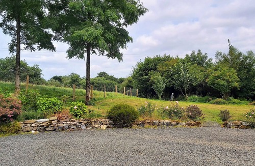 Calanhel House | Le Gîte "les Sources de Guerzouil" Vous Accueille Dans son bel Écrin de Verdure