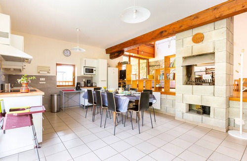 Thoiry House | Le gite à Géo – Charming Renovated House with Space, Authenticity, and Nature