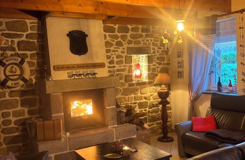 Plounevez-Lochrist House | Le Gite de la Baie du Kernic - 700 m from the sea - 150 m from the GR34 -