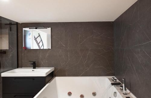 Quartier Chorier-Berriat Apartment | Le Hollywood, Cinéma privé, Jacuzzi & Popcorn