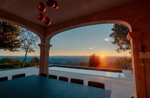Thiers Villa | Le mas du roulier, villa provençale chic, 320m2 au calme avec vue 180 sur puy de Dôme
