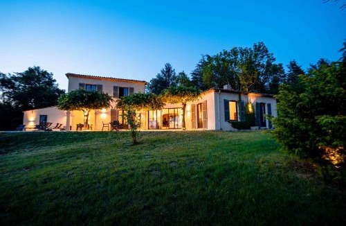 Thiers Villa | Le mas du roulier, villa provençale chic, 320m2 au calme avec vue 180 sur puy de Dôme